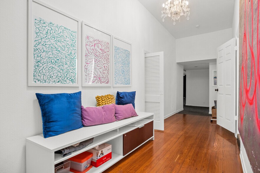 More Photos Of 1002 N Flores St, San Antonio Loft Creative Space For Lease