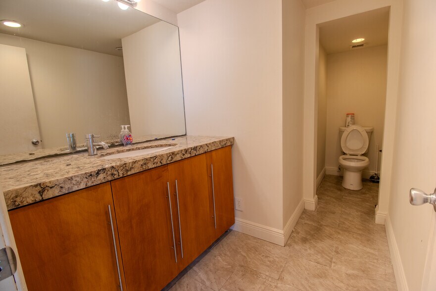 More Photos Of 3031-3035 NE 12th Ter, Oakland Park Warehouse For Sale