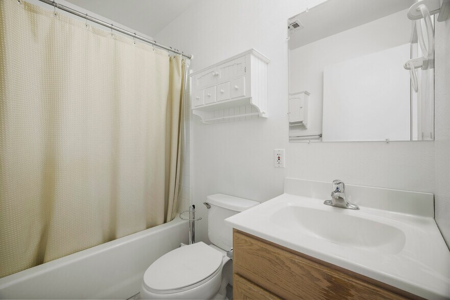More Photos Of 1633-1651 Boulder City Pky, Boulder City General Retail For Sale