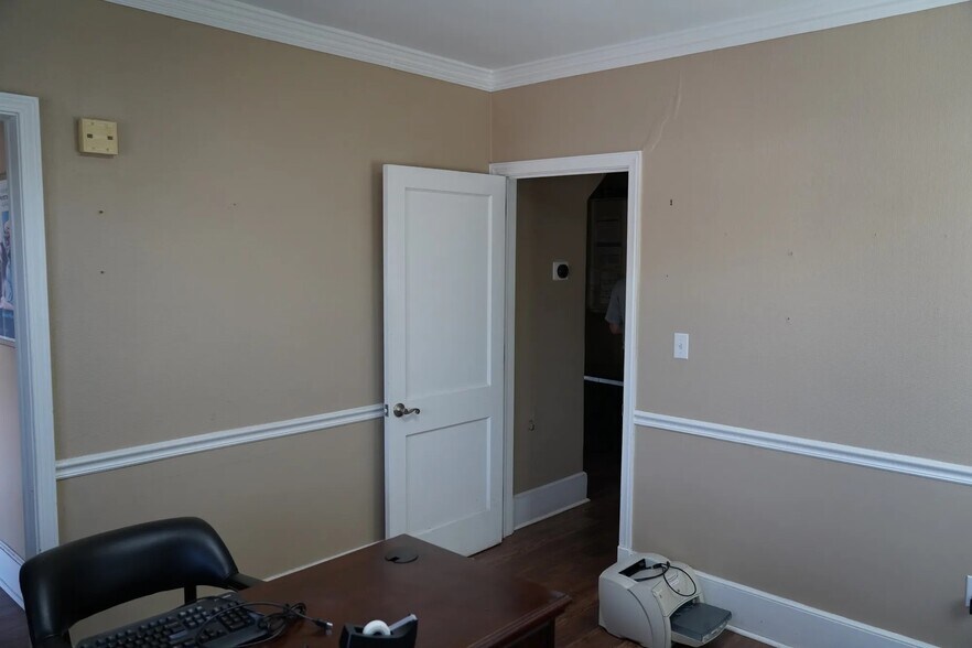 More Photos Of 1817 N Boulevard, Anderson Office For Sale