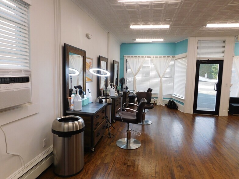 More Photos Of 52 Cedar Swamp Rd, Glen Cove Storefront Retail Residential For Lease