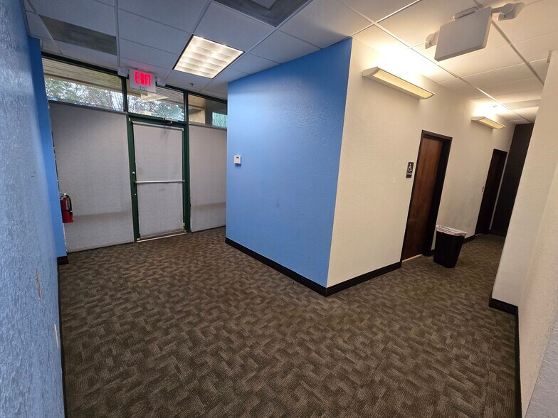 More Photos Of 6881 Kingspointe Pky, Orlando Flex For Lease