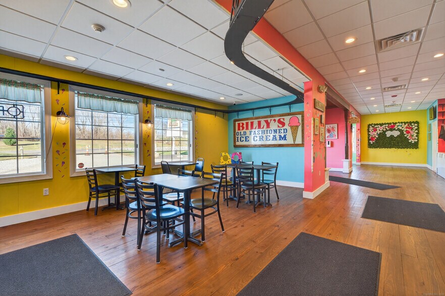 More Photos Of 742 Amity Rd, Bethany Freestanding For Sale