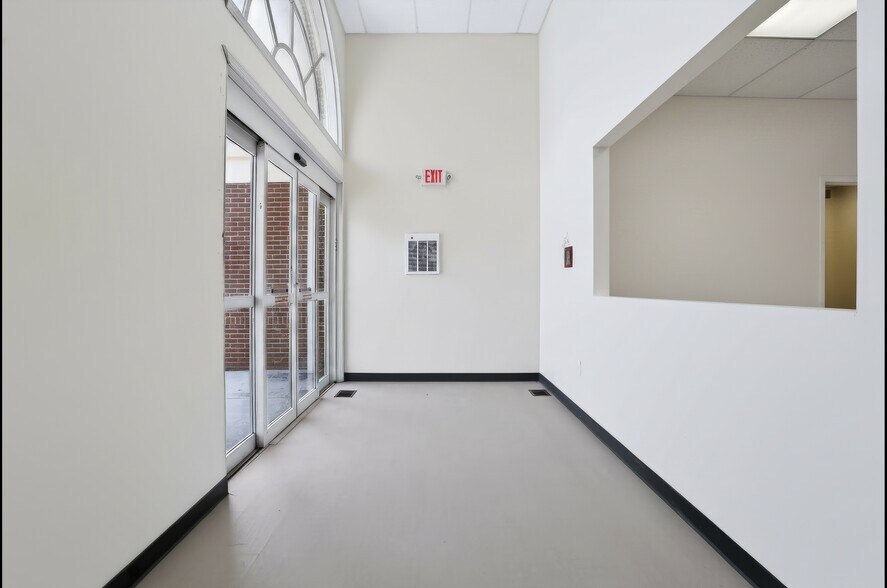 More Photos Of 6635 E 21st St, Indianapolis Office For Sale