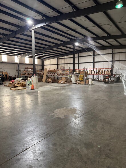 More Photos Of 300 Matthews Ln, Sikeston Flex For Lease