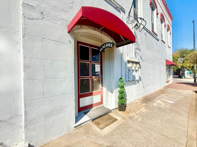 More Photos Of 212 E Main St, Brenham Storefront For Lease