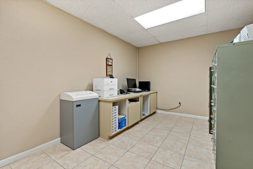 More Photos Of 567 Avenue K SE, Winter Haven Office For Sale