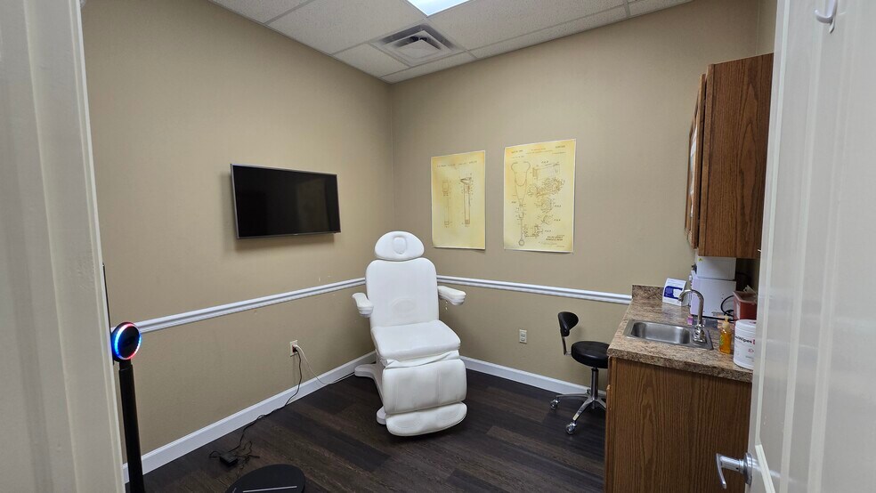 More Photos Of 117-133 W Parkwood Ave, Friendswood Storefront For Lease