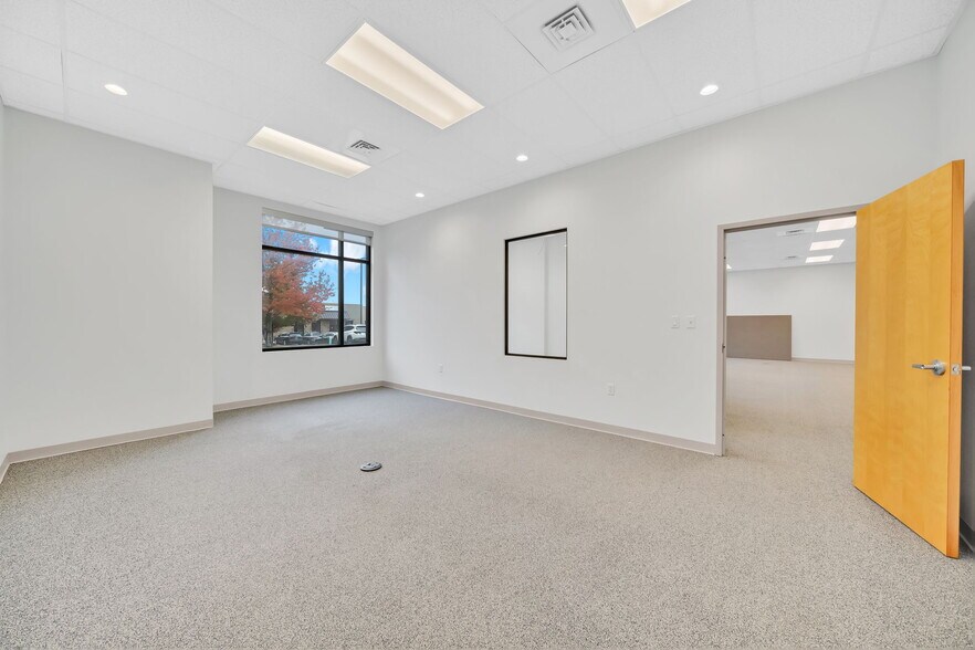 More Photos Of 1909 Pinnacle Pointe Way, Knoxville Office For Lease