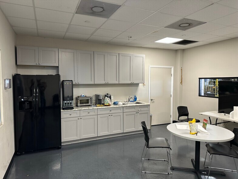 More Photos Of 3700 NW 54th St, Miami Warehouse For Lease