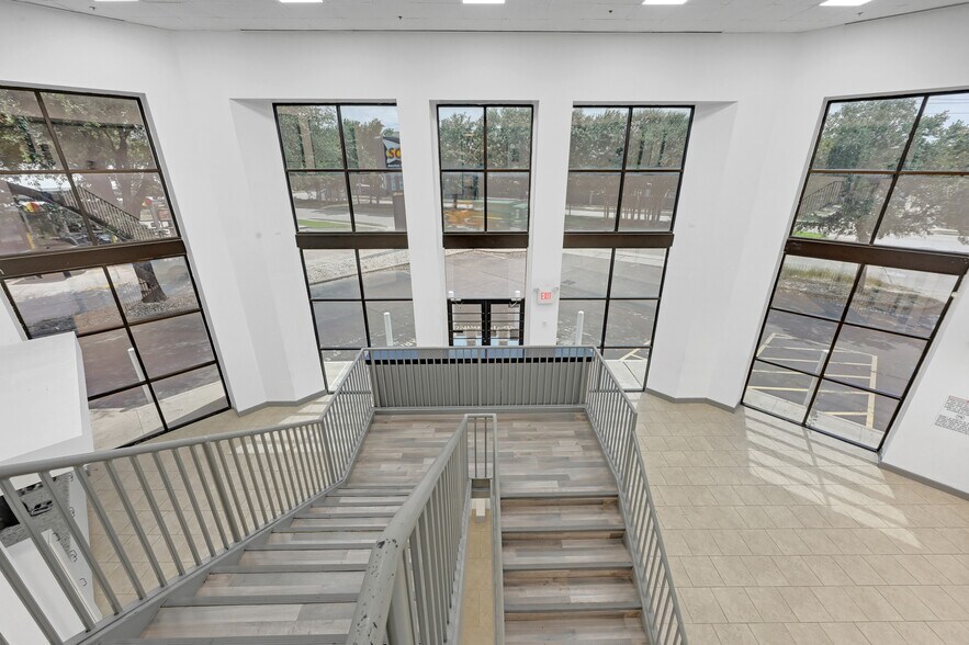 More Photos Of 1124 Blalock Rd, Houston Warehouse For Lease