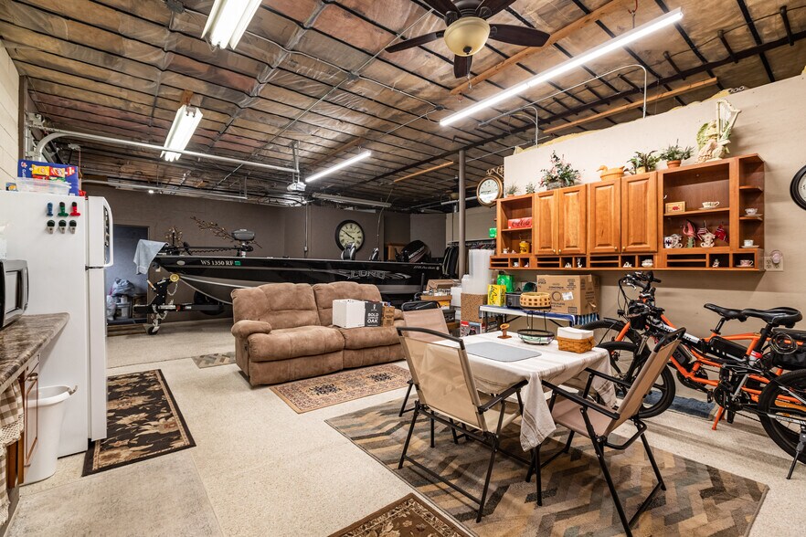 More Photos Of 1613 Chase St, La Crosse Showroom For Lease