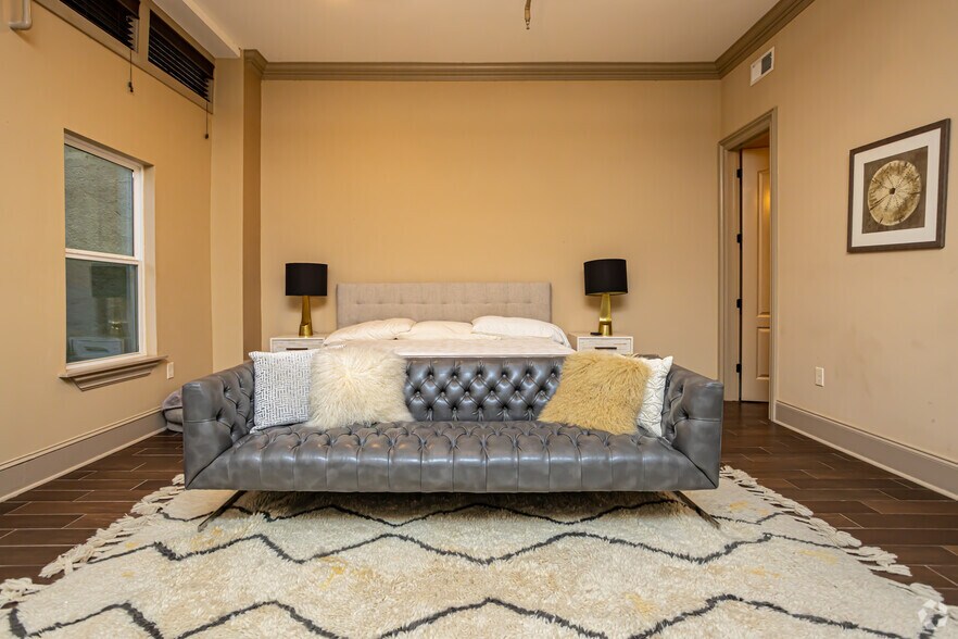 More Photos Of 431-433 Gravier St, New Orleans Apartments For Sale