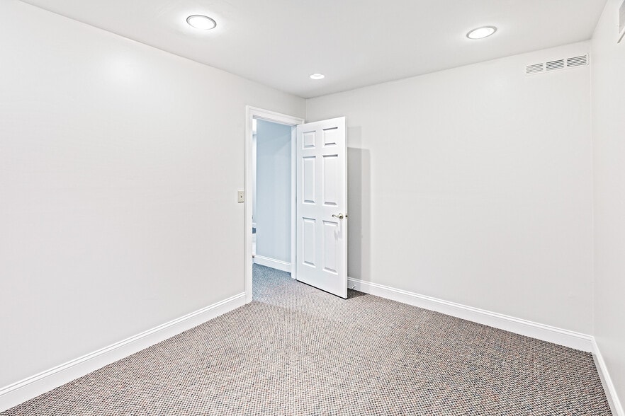 More Photos Of 5201-5215 W Woodmill Dr, Wilmington Medical For Sale