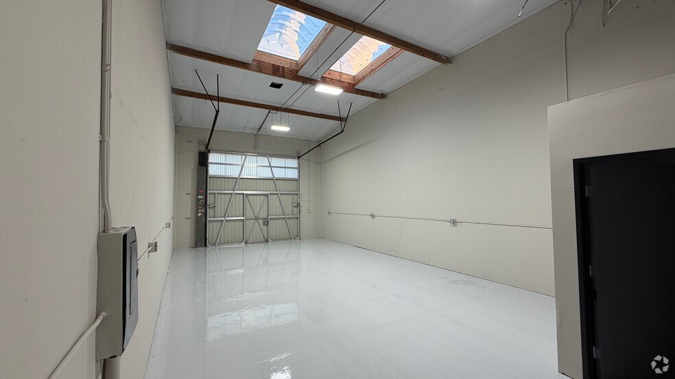 More Photos Of 350 E Orangethorpe Ave, Placentia Warehouse For Lease