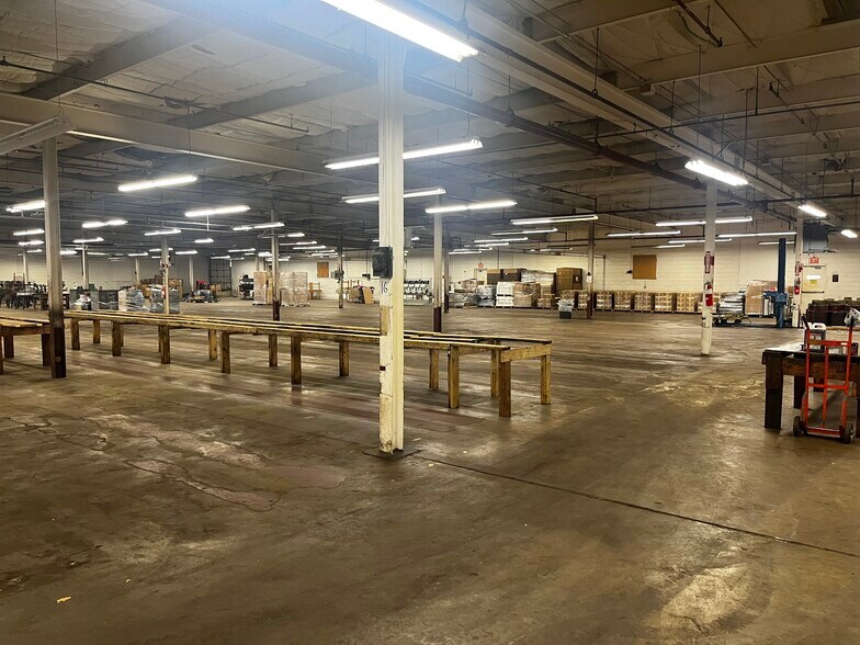 More Photos Of 1495 N Main St, Hendersonville Industrial For Lease