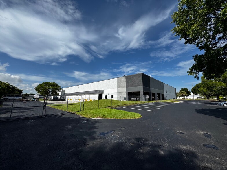 Primary Photo Of 5360 NW 35th Ave, Fort Lauderdale Warehouse For Lease