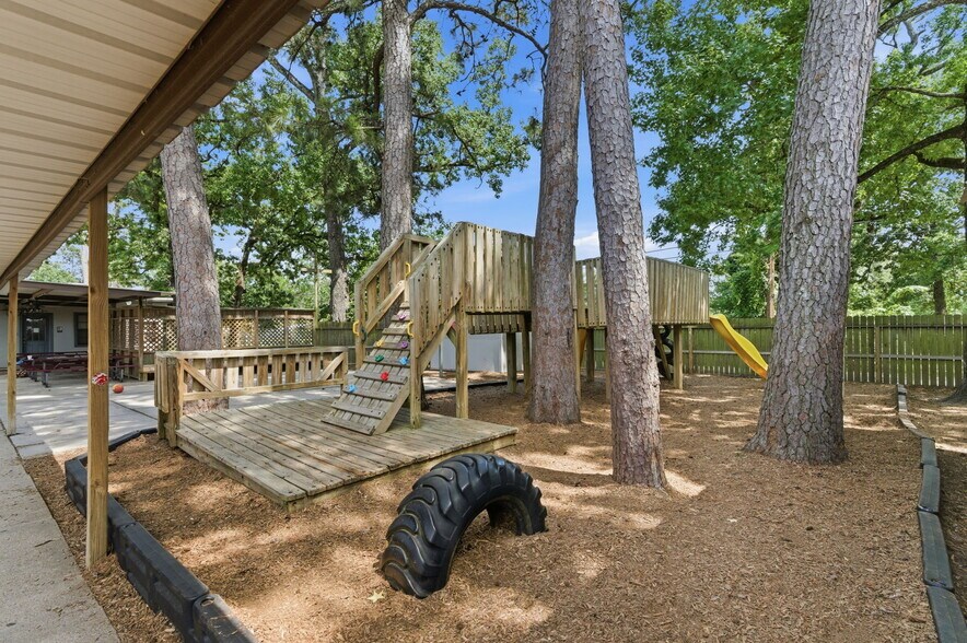 More Photos Of 3401 N Frazier St, Conroe Specialty For Sale