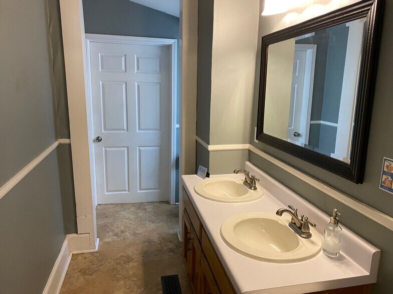 More Photos Of 1302 Main Ave, Northport Office For Lease