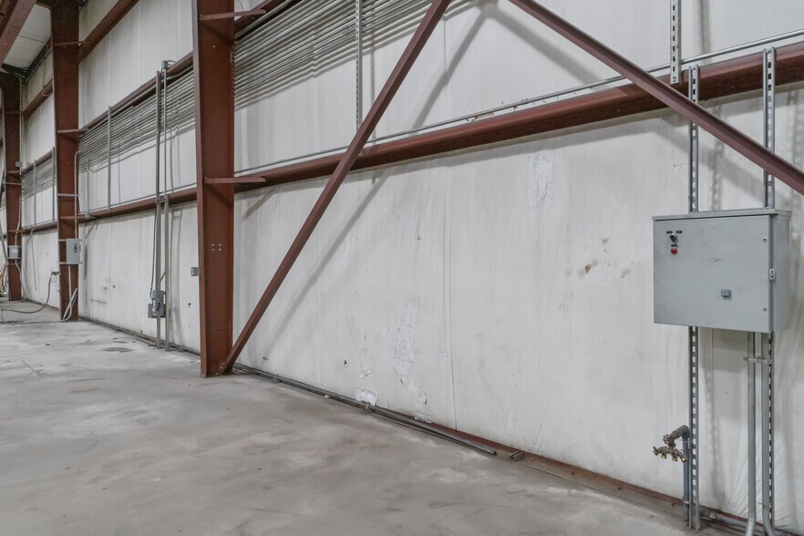 More Photos Of 5119 Hiltonview Rd, Houston Warehouse For Lease