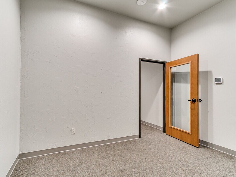 More Photos Of 901-909 Wall St, Norman Office For Sale