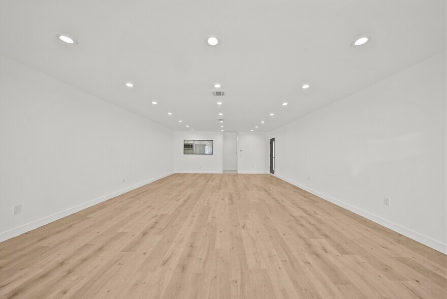 More Photos Of 11488 Burbank Blvd, North Hollywood Flex For Sale