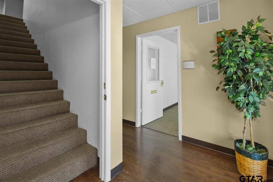 More Photos Of 625 Chase Dr, Tyler Office For Lease
