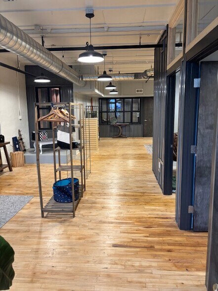 More Photos Of 160 S Poplar St, Elizabethtown Showroom For Lease