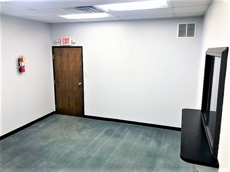 More Photos Of 2402 W Morton St, Denison Office For Lease