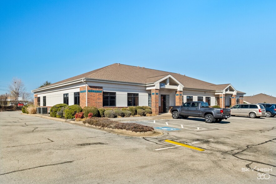 More Photos Of 3291 S Thompson St, Springdale Unknown For Lease