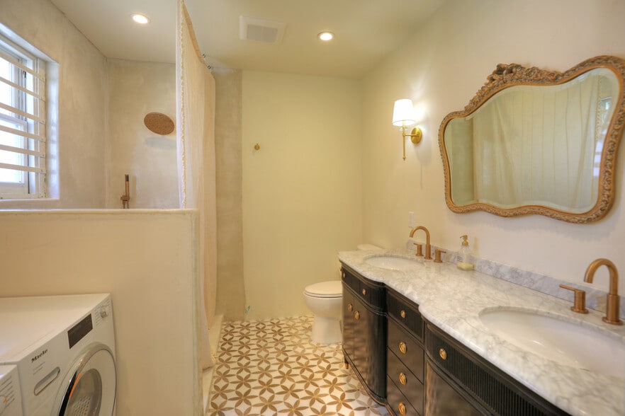 More Photos Of 532 State St, Santa Barbara Restaurant For Sale