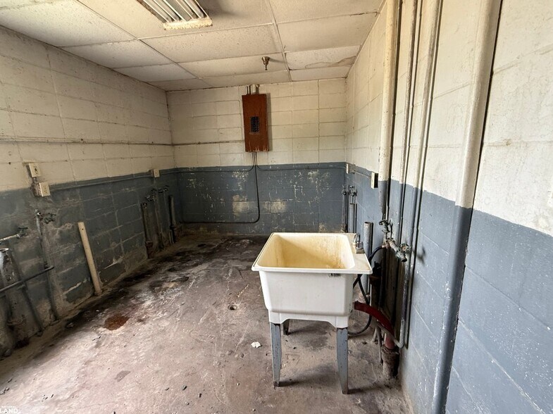 More Photos Of 201 Lee St, Tallulah Apartments For Sale