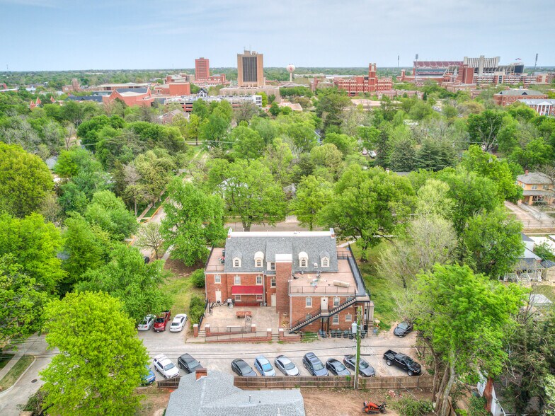 More Photos Of 702 S Lahoma Ave, Norman Dormitory For Sale