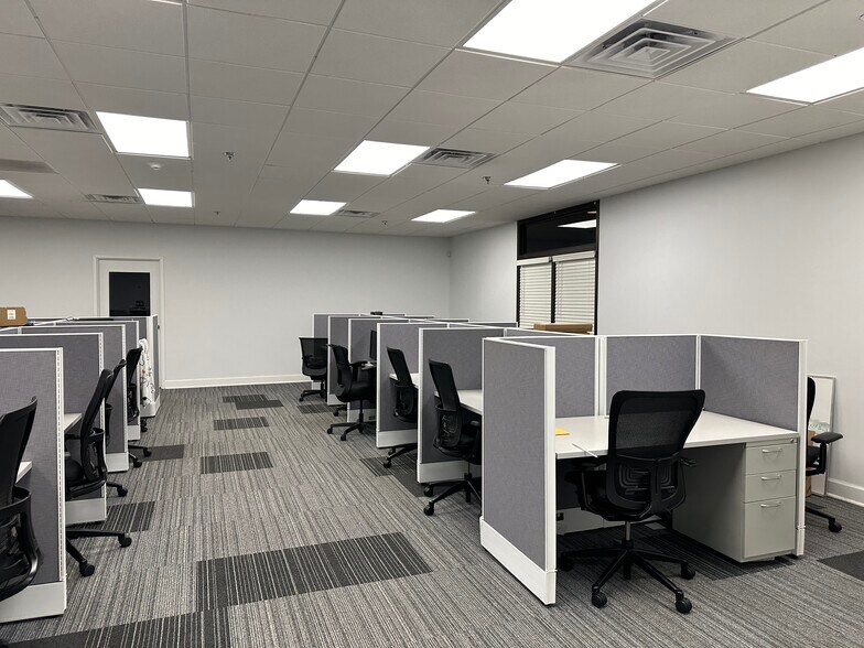 More Photos Of 2601 Cross Country Dr, Columbus Office For Sale