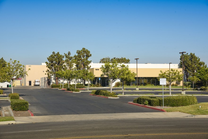 Primary Photo Of 1933 Deere Ave, Irvine Warehouse For Lease