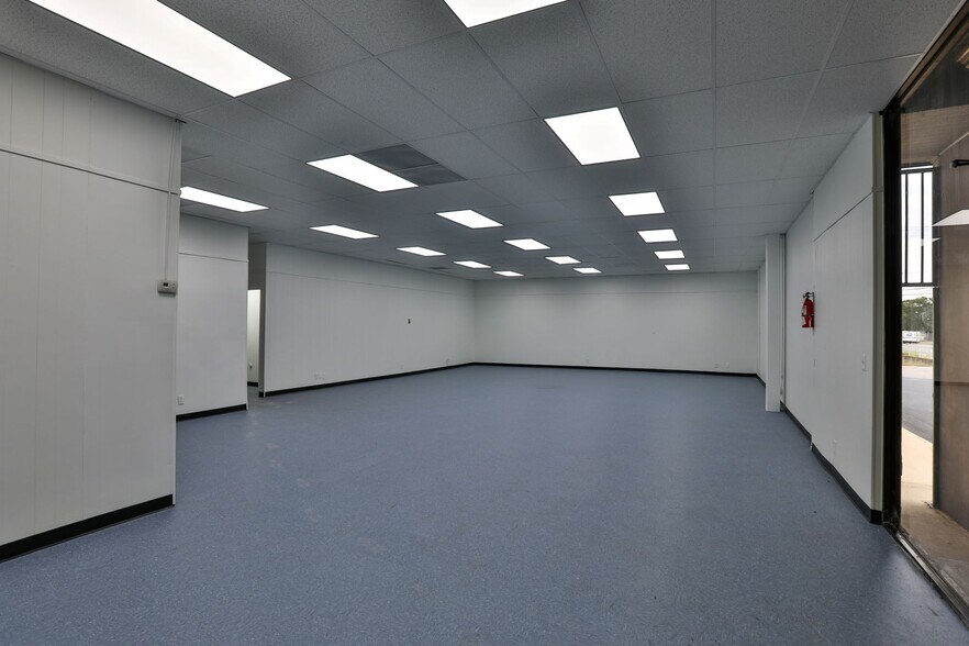 More Photos Of 4727-4751 Center Park Blvd, San Antonio Manufacturing For Lease