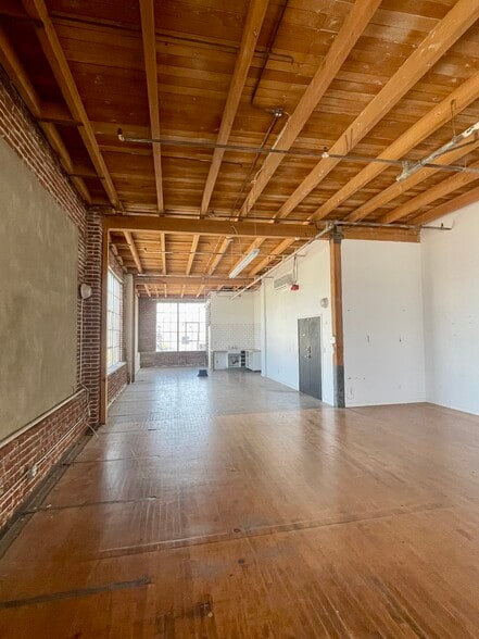 More Photos Of 2000-2010 W 62nd St, Los Angeles Warehouse For Sale