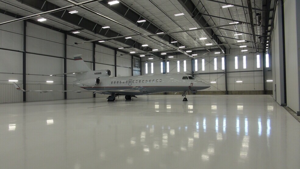 More Photos Of 8156 Interport Blvd, Englewood Airplane Hangar For Lease