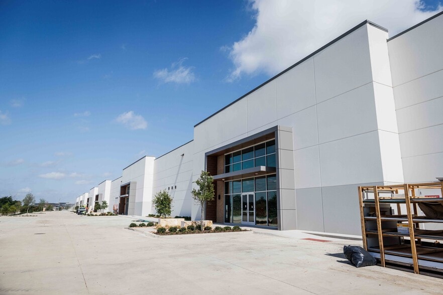 More Photos Of 5551 Windhaven Pky, Lewisville Distribution For Lease