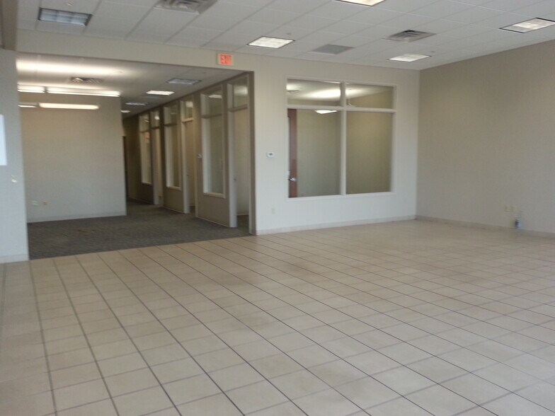 More Photos Of 5170 Charlestown Rd, New Albany Storefront Retail Office For Lease