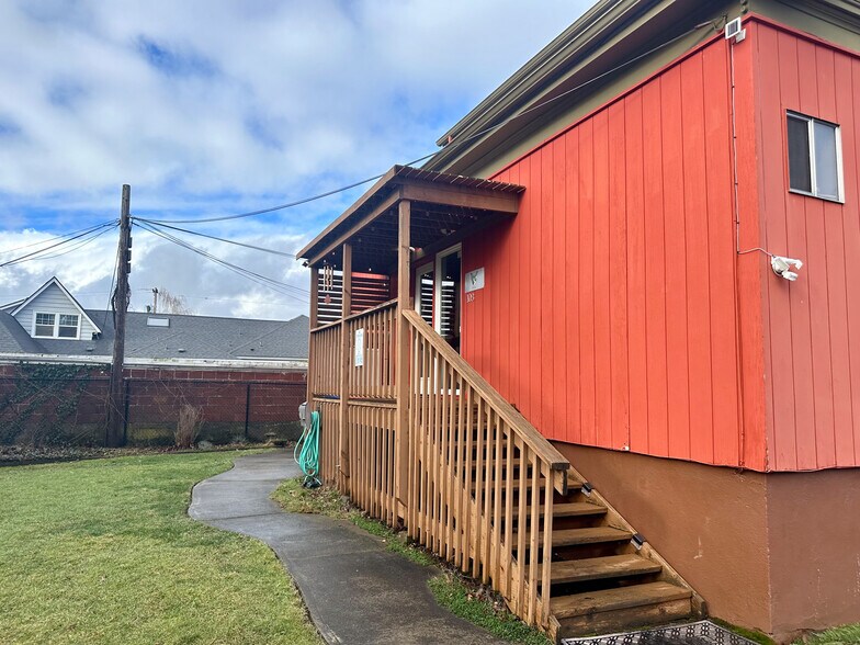 More Photos Of 2928 SE Hawthorne Blvd, Portland Office For Sale