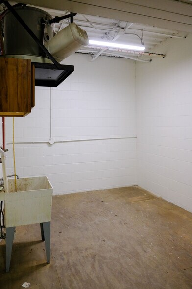 More Photos Of 408 W Main St, Benton Harbor Freestanding For Lease