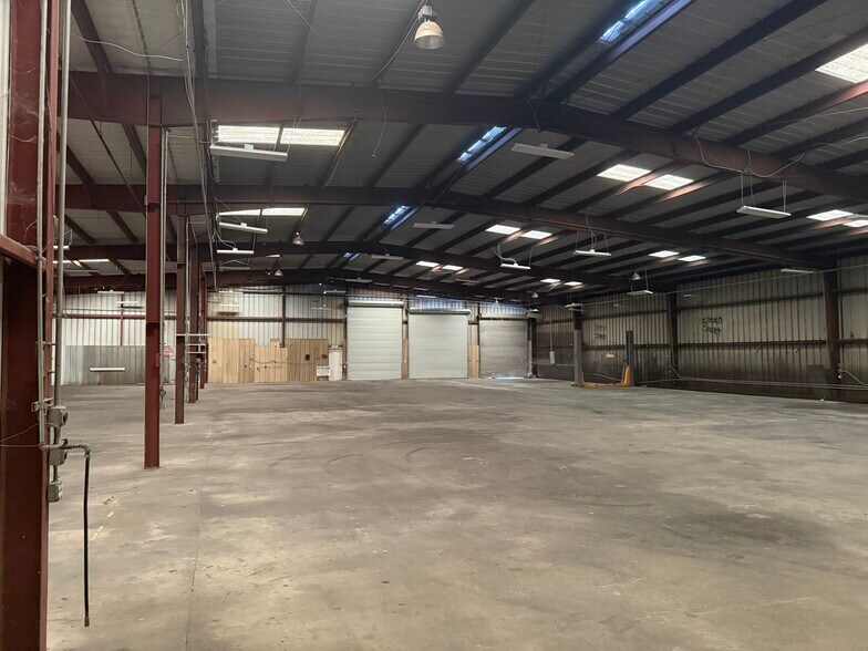 More Photos Of 1967 Bingle Rd, Houston Warehouse For Lease