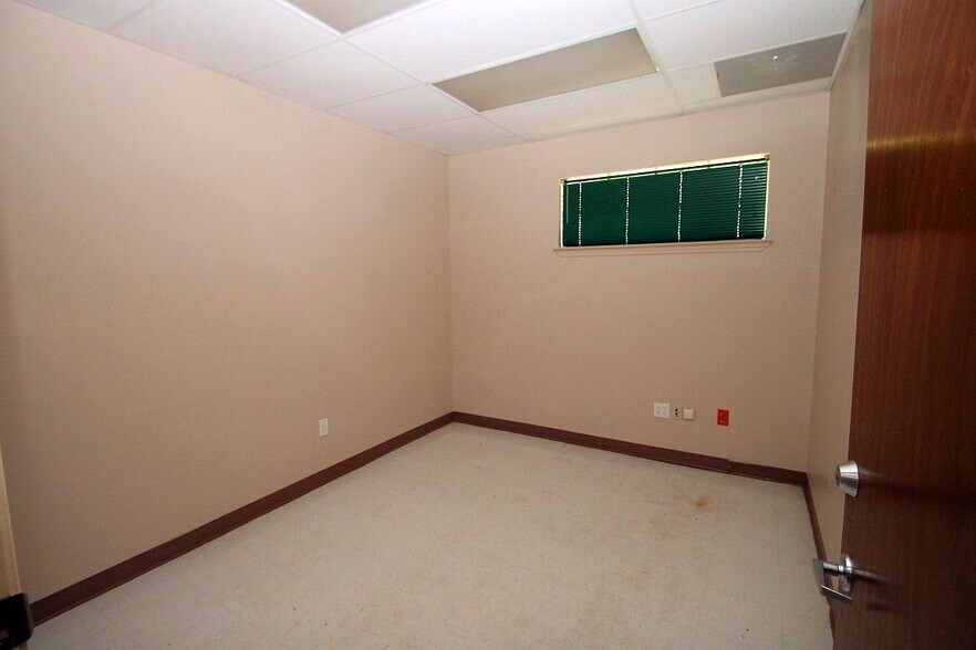 More Photos Of 382 W Main St, Raymondville Office For Sale