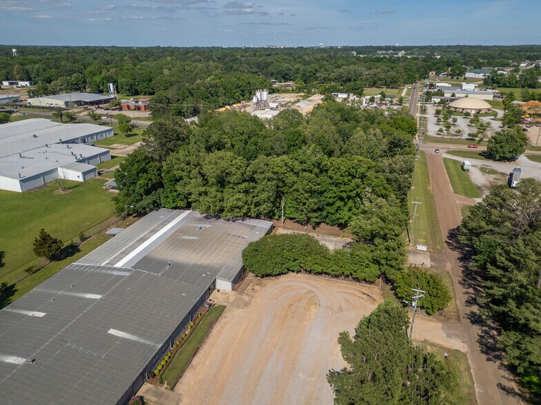 More Photos Of 1006 Lynn Ln, Starkville Flex For Lease