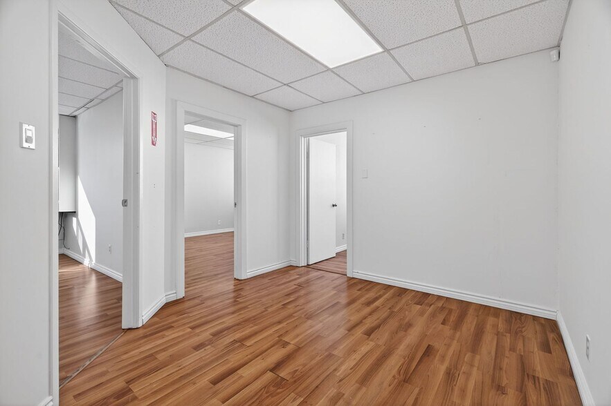 More Photos Of 256-260 Church St, Oakville Storefront Retail Office For Lease