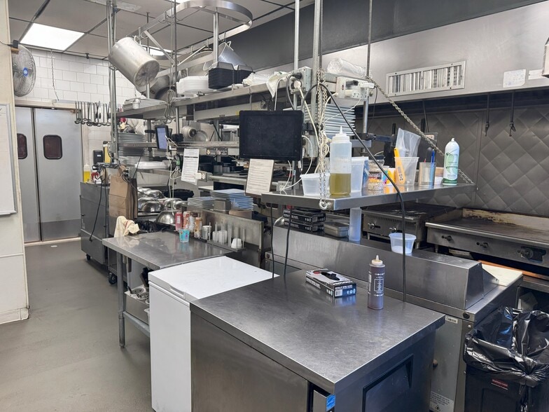 More Photos Of 12-30 Selden St, Woodbridge General Retail For Lease