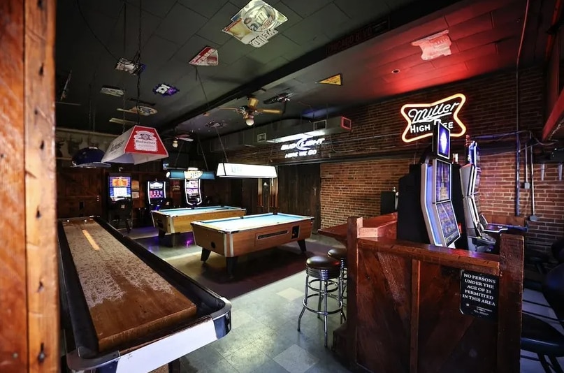 More Photos Of 111 W Adams St, Pittsfield Bar For Sale