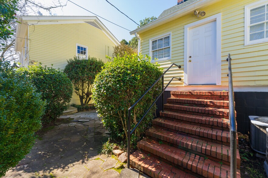 More Photos Of 132 E College St, Griffin Hospitality For Sale