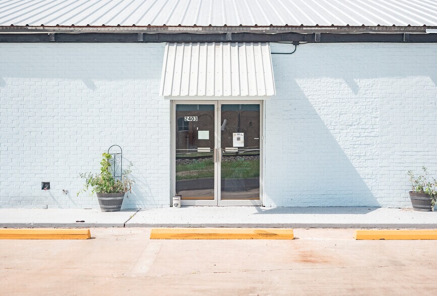 More Photos Of 2403 Washington St, Waller Flex For Lease